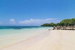 Silver Palms Charming 1BR Private Beach and Pool