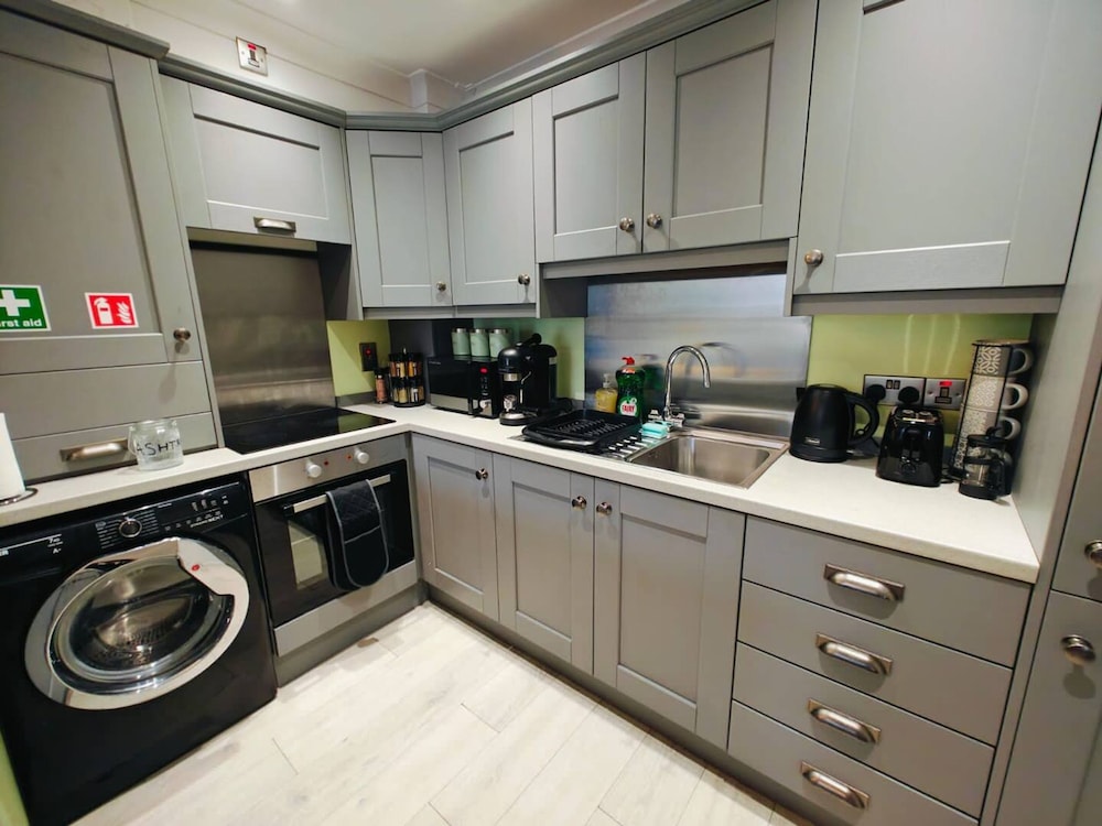 4BR Modern Ormeau House