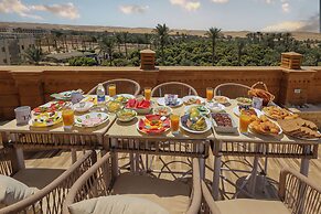 Taj pyramids view inn