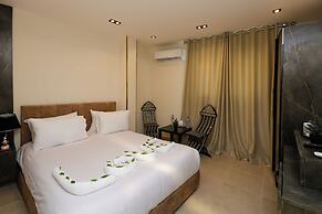 Taj pyramids view inn