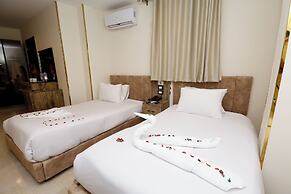 Taj pyramids view inn