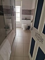 City Centre Duplex Sleeps 4 H9