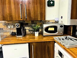 Apartment Sleeps 4 With Garden