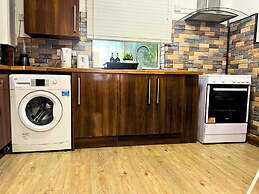 Apartment Sleeps 4 With Garden