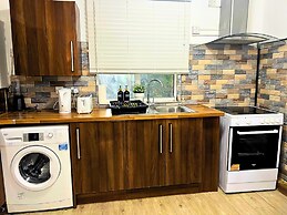 Apartment Sleeps 4 With Garden