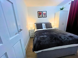 Apartment Sleeps 4 With Garden