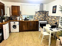 Apartment Sleeps 4 With Garden