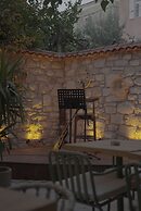 Pietra Social House