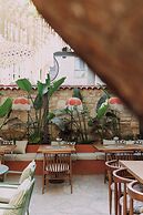 Pietra Social House
