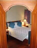 Strawberry Hill Hotel & Restaurant
