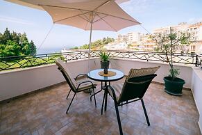 Room-studio With Sea Views and Large Ter