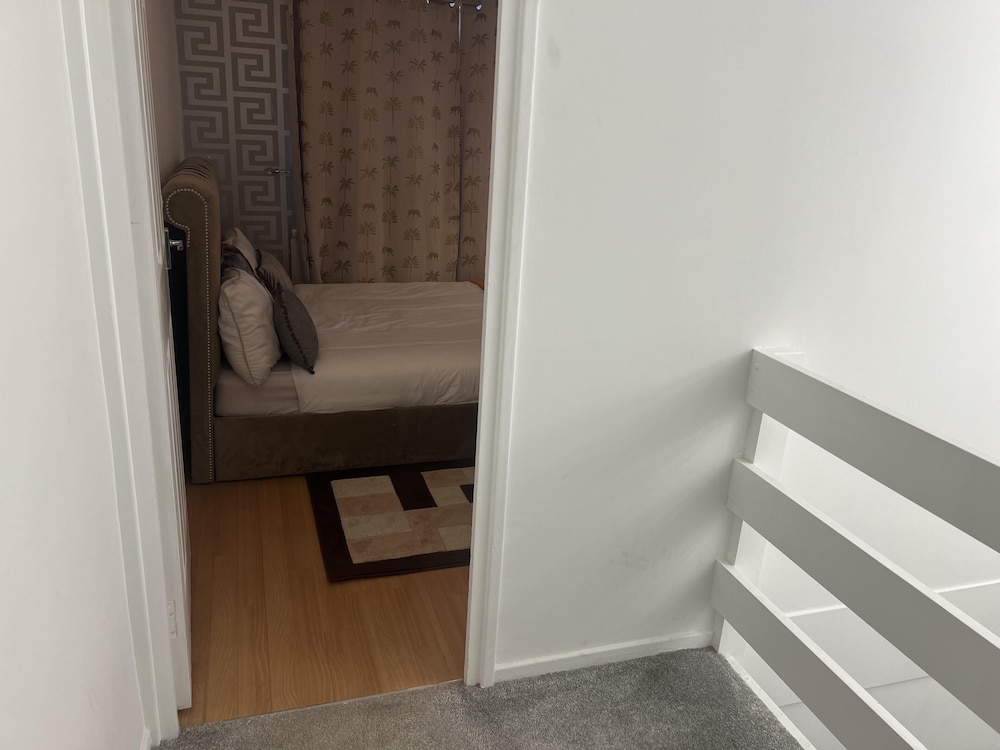 Basildon 3 Bedroom - Free Parking, Private Garden