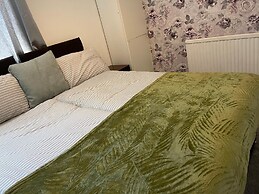 Basildon 3 Bedroom - Free Parking, Private Garden