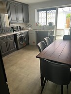 Basildon 3 Bedroom - Free Parking, Private Garden