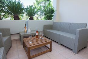 Luxe 3 Bd Penthouse 5 Min from Drosia