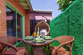 Flamingo Suite 1BR 1BA Apt w Pool Parking
