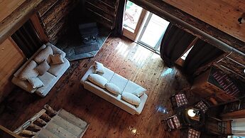 Rustic Beaverfoot Lodge Dream Cabin