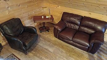 Rustic Beaverfoot Lodge Dream Cabin