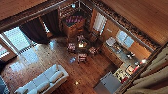 Rustic Beaverfoot Lodge Dream Cabin