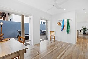 Thirty-Nine Albatross (Apartment 1)