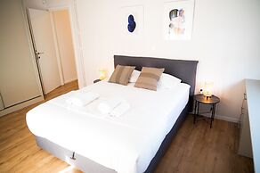 Urban Comfort 2 Bdrm Next to Metro