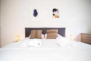 Urban Comfort 2 Bdrm Next to Metro