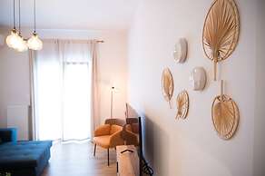 Urban Comfort 2 Bdrm Next to Metro