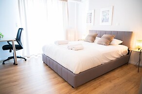 Urban Comfort 2 Bdrm Next to Metro