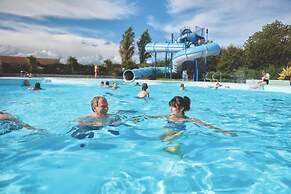 Mablethorpe Lakeside Caravan With Decking & Wi-fi!
