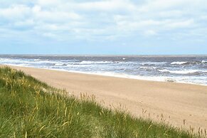 Mablethorpe Lakeside Caravan With Decking & Wi-fi!