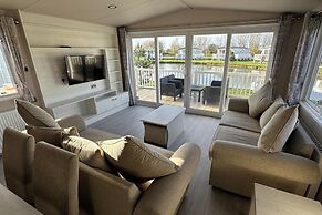 Mablethorpe Lakeside Caravan With Decking & Wi-fi!