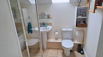 Shell Hill 3-bed Apt, Sleeps 6, 15 Mins to Beach