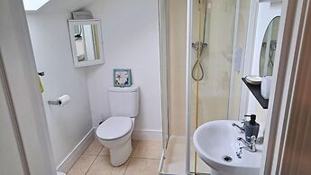 Shell Hill 3-bed Apt, Sleeps 6, 15 Mins to Beach