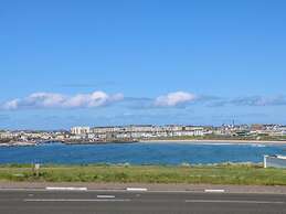 Shell Hill 3-bed Apt, Sleeps 6, 15 Mins to Beach