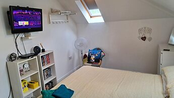 Shell Hill 3-bed Apt, Sleeps 6, 15 Mins to Beach
