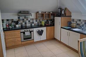 Shell Hill 3-bed Apt, Sleeps 6, 15 Mins to Beach