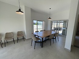 Splendid, Modern, and Cozy With Pool
