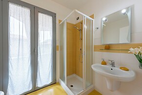 Rosy House 100m From Lake& Shared Pool