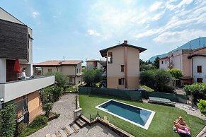 Rosy House 100m From Lake& Shared Pool