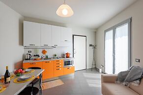 Rosy House 100m From Lake& Shared Pool