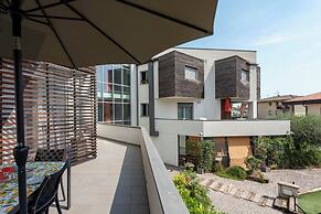 Rosy House 100m From Lake& Shared Pool