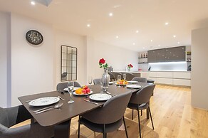 Exquisite 3BR Duplex Apartment, Air-con& Amenities