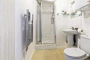 Modern Studio Apartment - St Georges Wharf