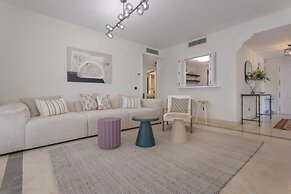 3 Bedroom, 3 Bathroom Beachside Apartment