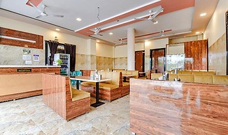 Fabhotel Lali Palace