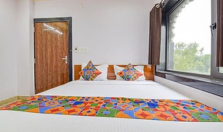 Fabhotel Lali Palace