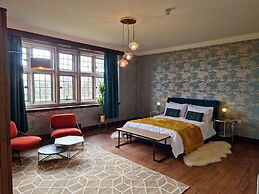Cleeve House
