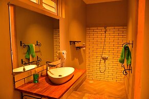 BOULEVARD INN MT MERU