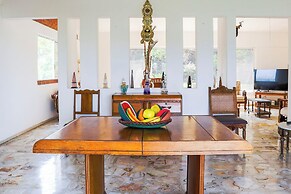 Spacious Cuernavaca House Pool Grill