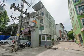 6-17 - 2 Bdr Condo With Balcony and Shared Pool